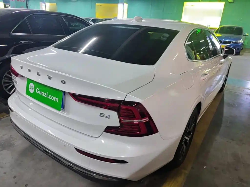 Volvo S60 2026 2025 B4 Smart Luxury Edition