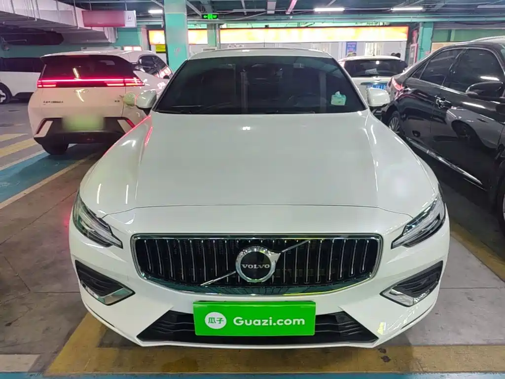 Volvo S60 2026 2025 B4 Smart Luxury Edition