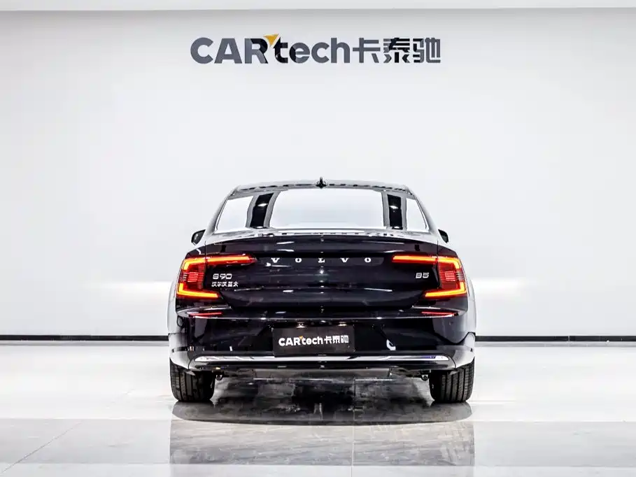 Volvo S90 2025 2024 B5 Momentum Luxury Edition