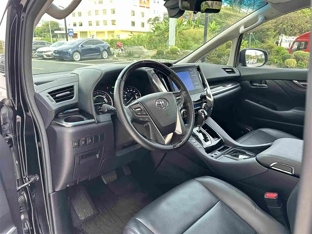 Фото 10 - Toyota Vellfire