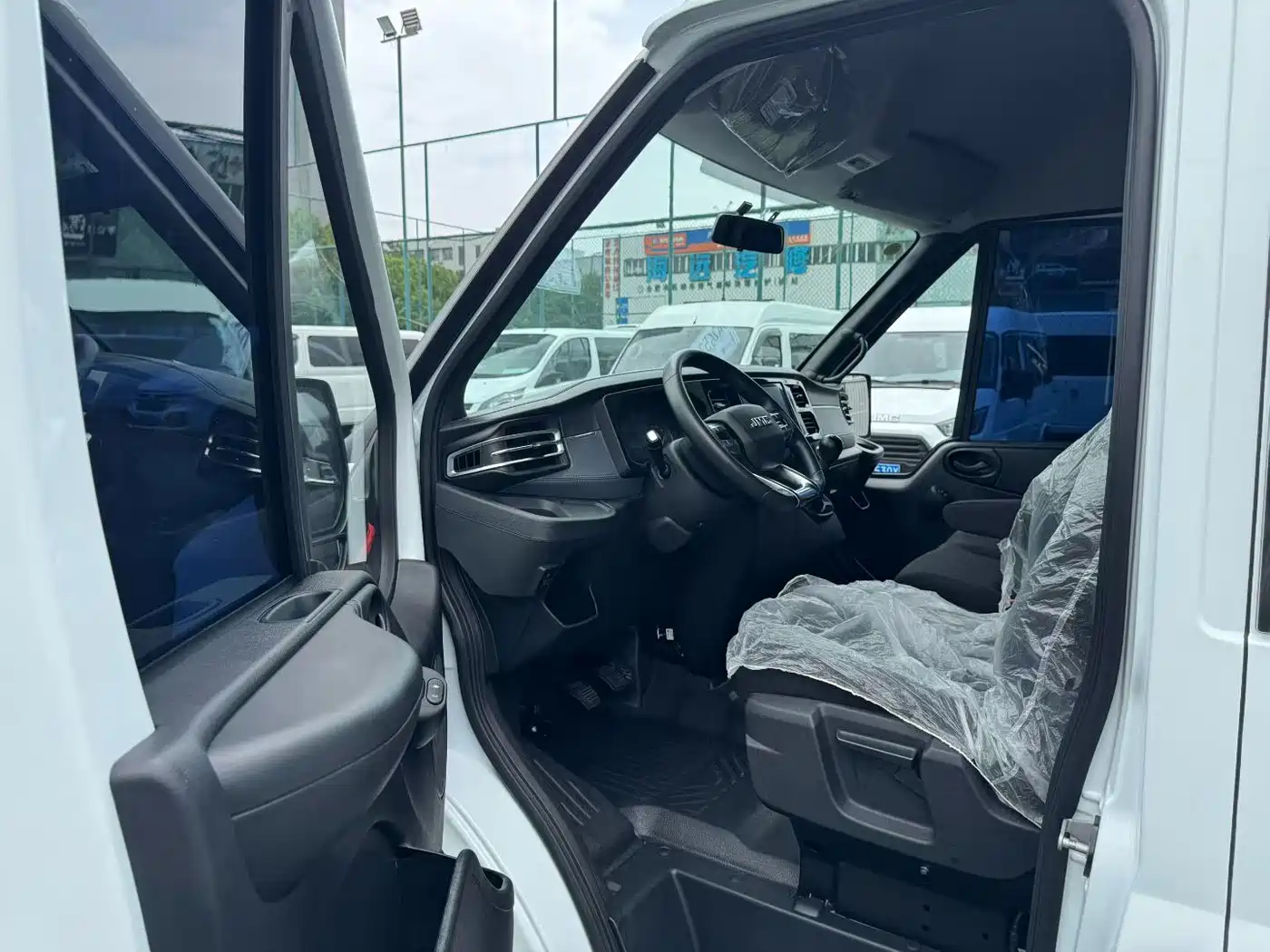 Jiangling JMC Fushun 2025 2025 Model 2.0T 6MT Diesel Short Wheelbase Medium Roof Commercial MPV 5/6 Seats
