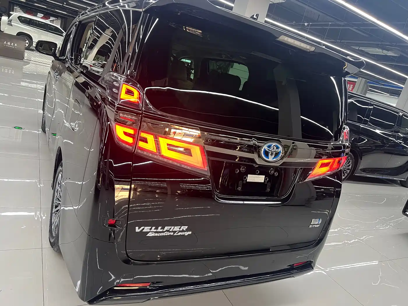 Toyota Vellfire 2021 Crown Hybrid 2.5L HV Premium Edition фото 7