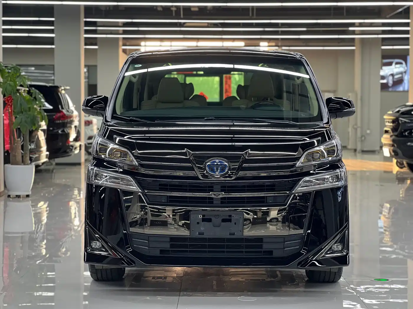 Toyota Vellfire 2021 Crown Hybrid 2.5L HV Premium Edition фото 2
