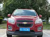 Photo 2 - Chevrolet Trax
