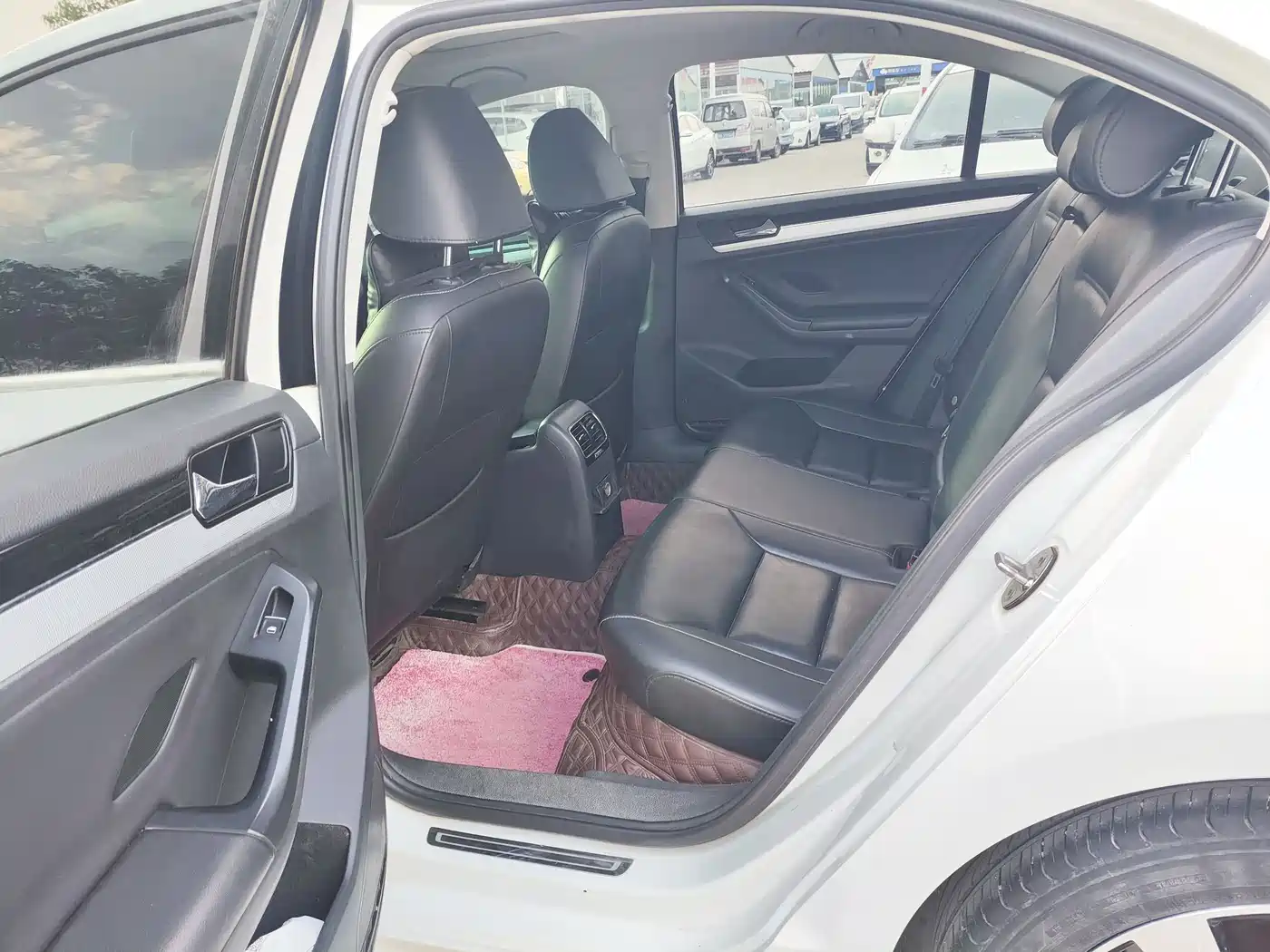 Volkswagen Sagitar 2018 1.6L Automatic Comfort фото 10
