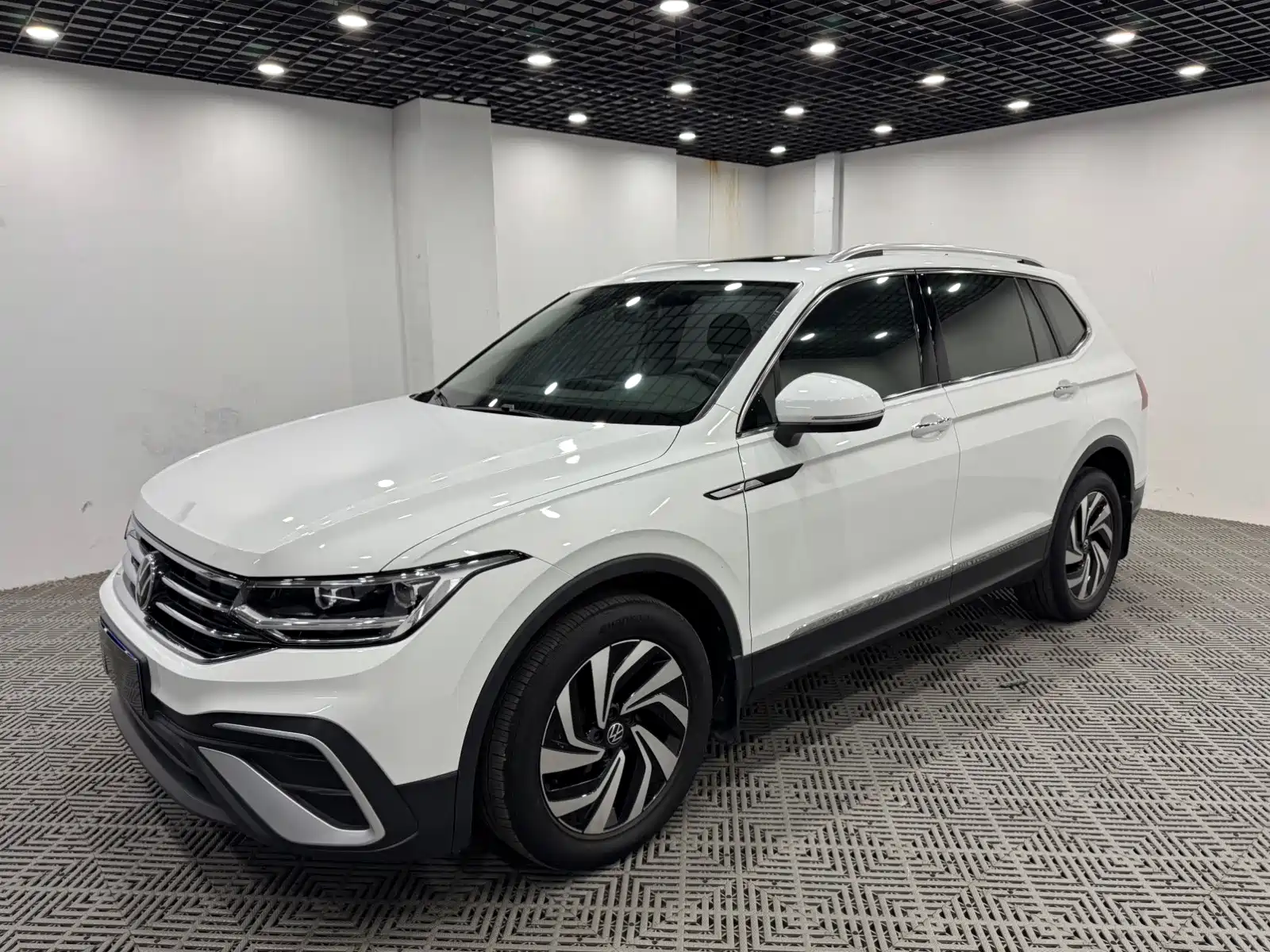 Photo 3 - Volkswagen Tiguan L