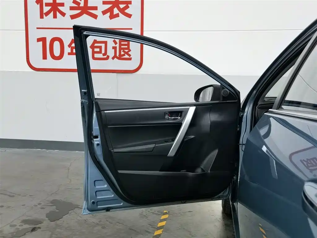 Toyota Corolla 2017 Facelift Hybrid 1.8L E-CVT Elite Edition фото 8