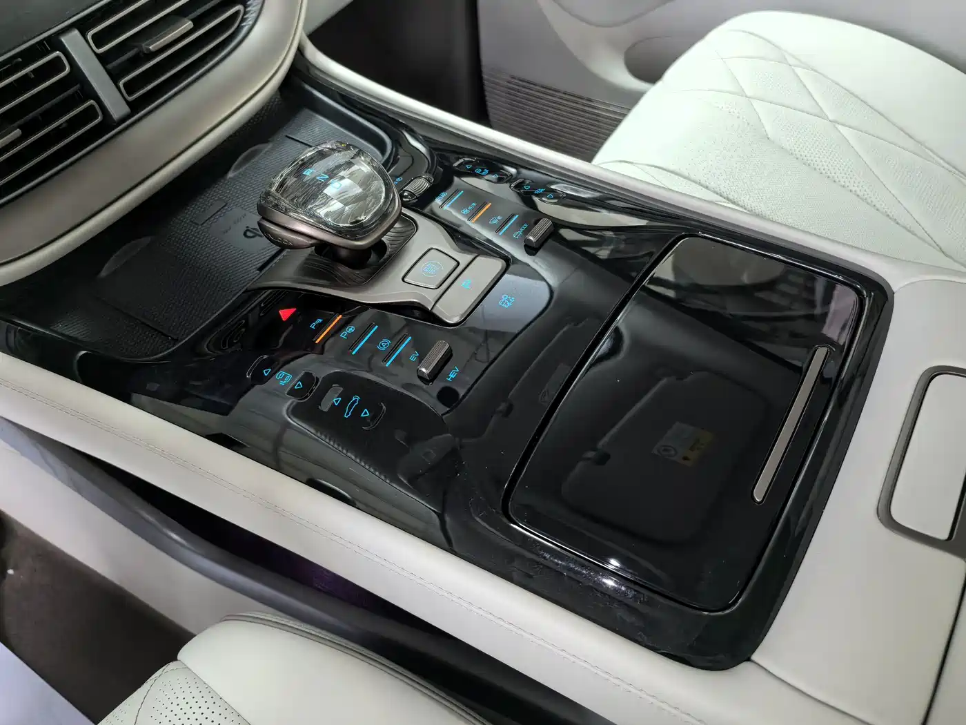 Denza D9 2022 DM-i 970 AWD Flagship фото 13