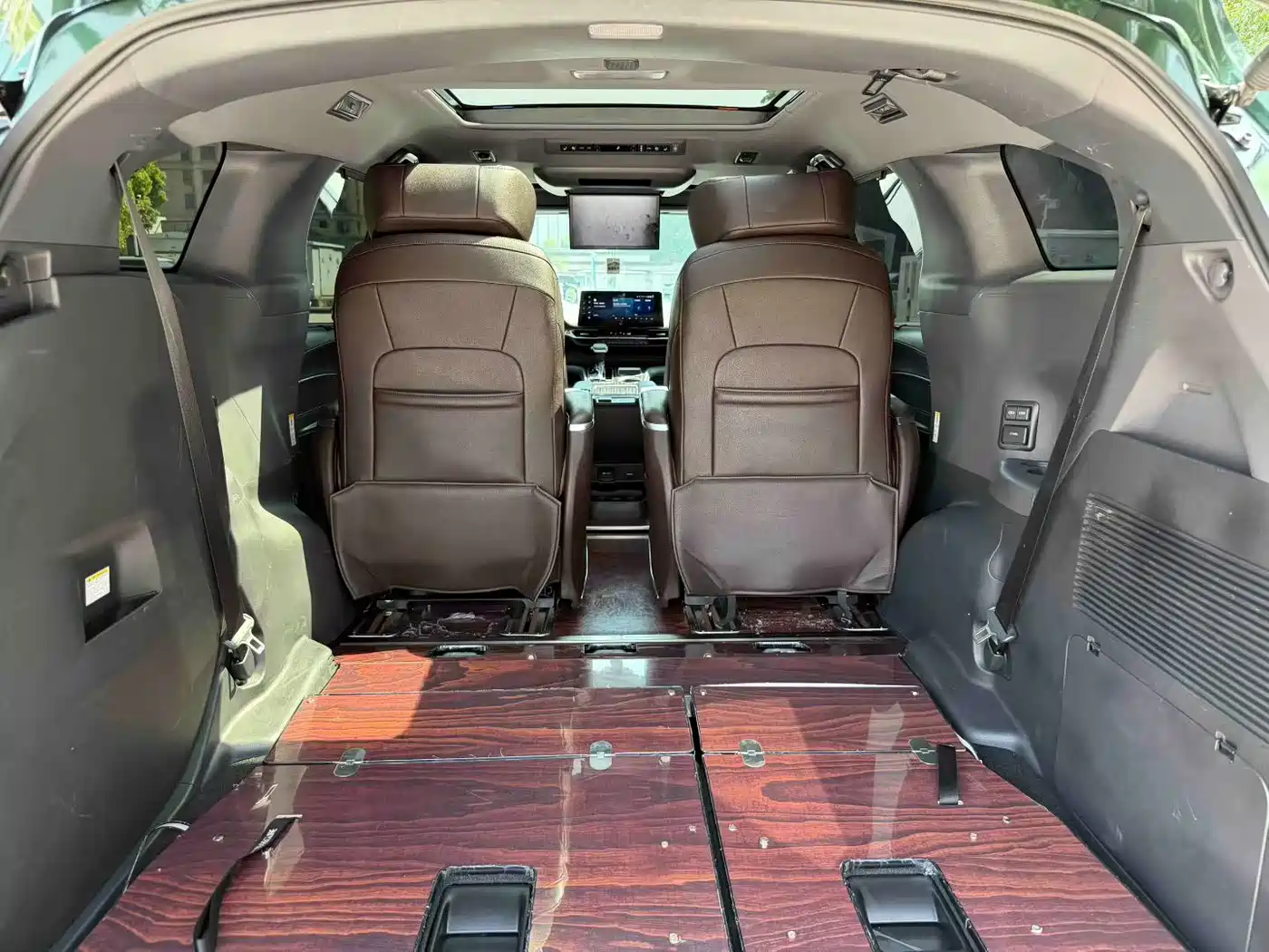Toyota Sienna 2021 2.5L Hybrid Platinum Edition фото 6