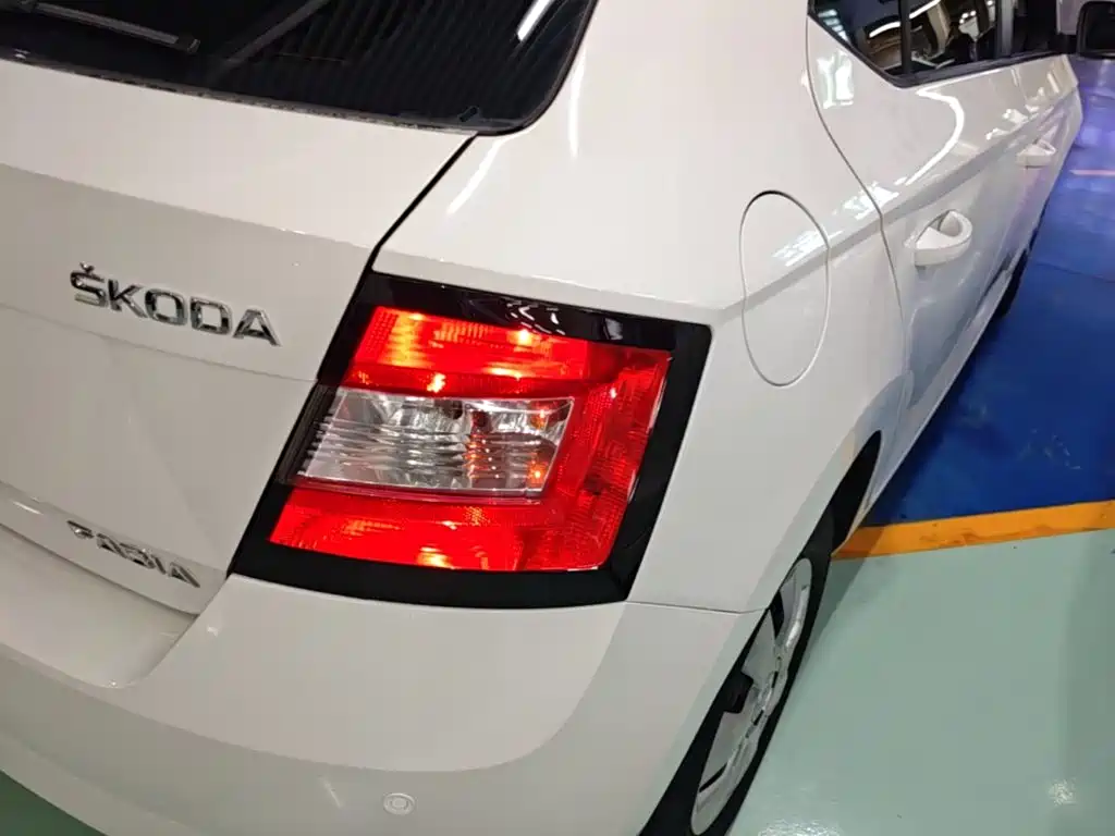 Škoda Fabia 2015 2015 1.4L Automatic Advance Edition