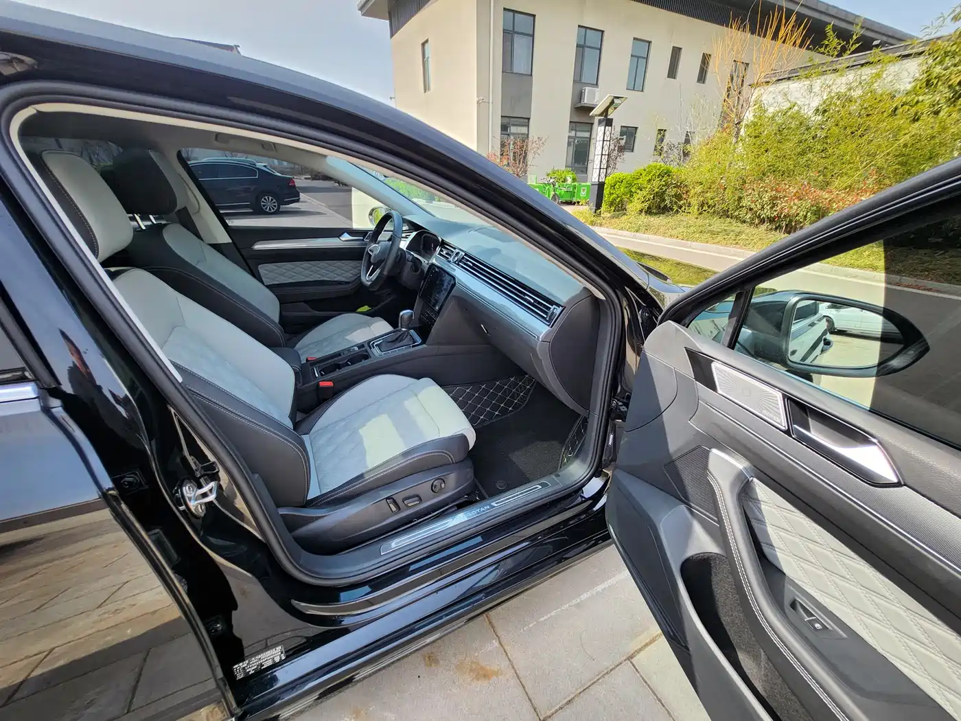 Volkswagen Magotan 2023 Model 2 Million Commemorative Edition 330TSI DSG Luxury фото 7