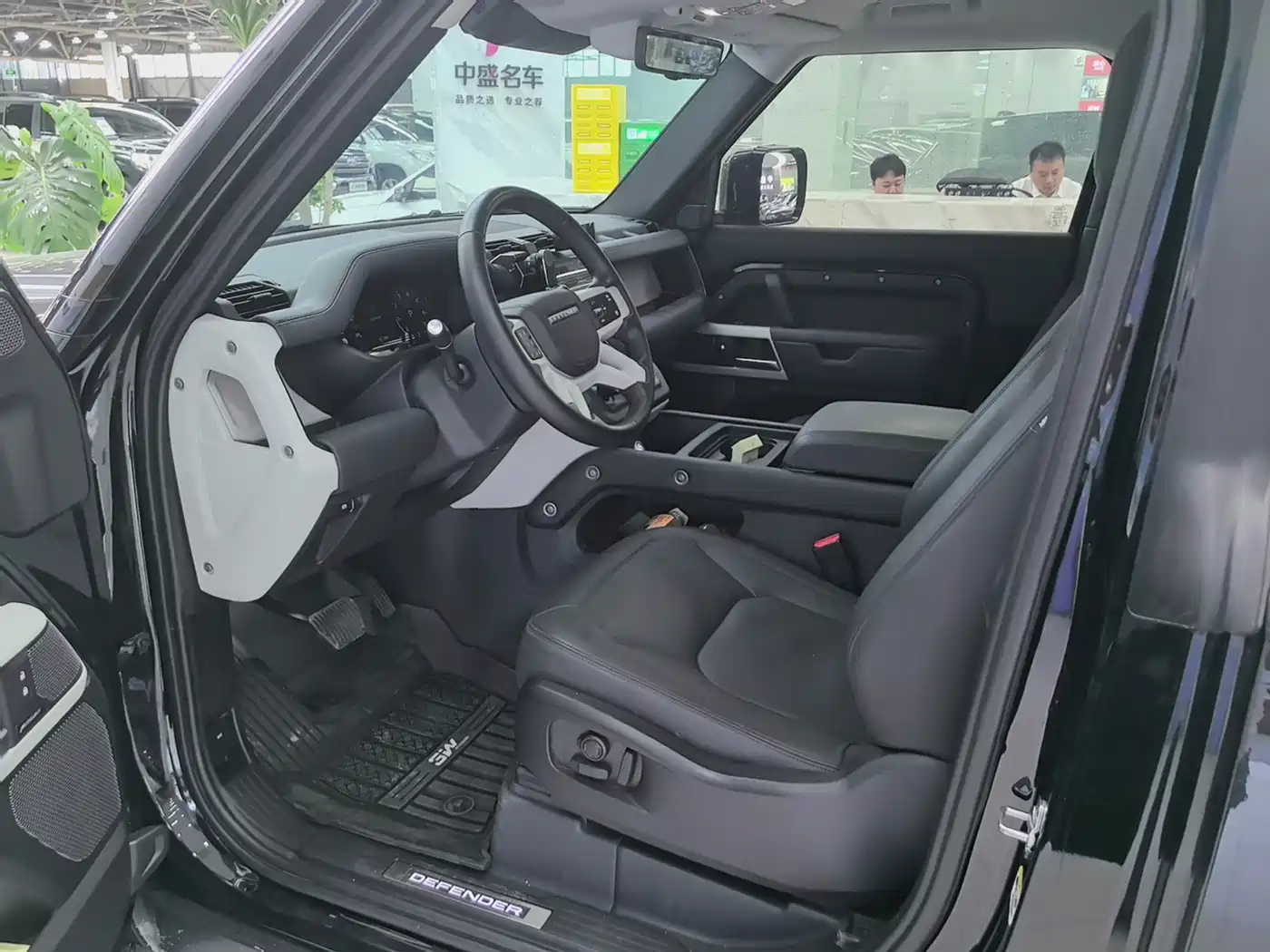 Land Rover Defender 2023 Model 90 3.0T P400 XS фото 3