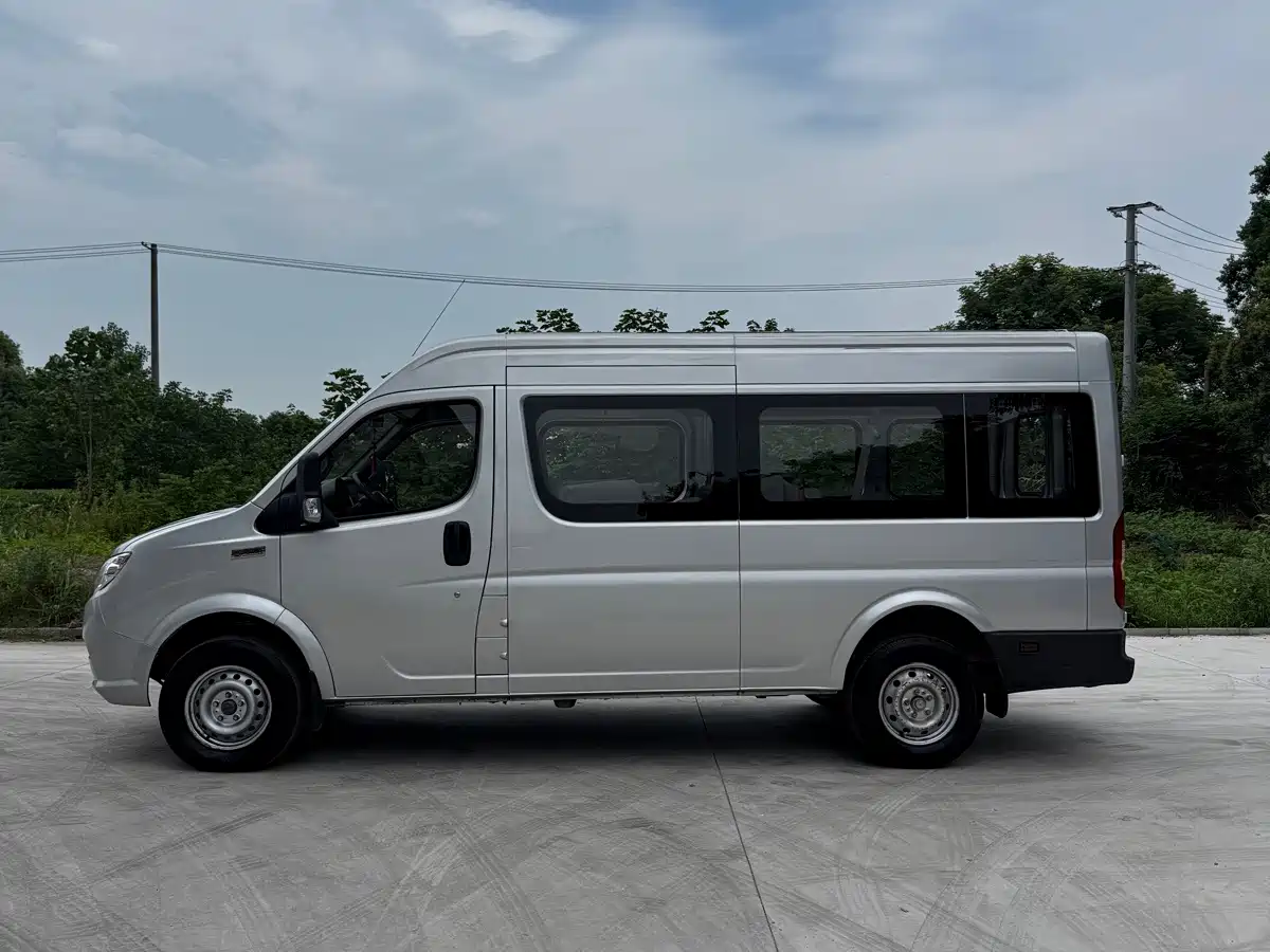 Dongfeng Yufeng Yufeng 2020 2020 2.5T V9 Logistics Vehicle Long Wheelbase Medium Roof 6-9-seater China V ZD25