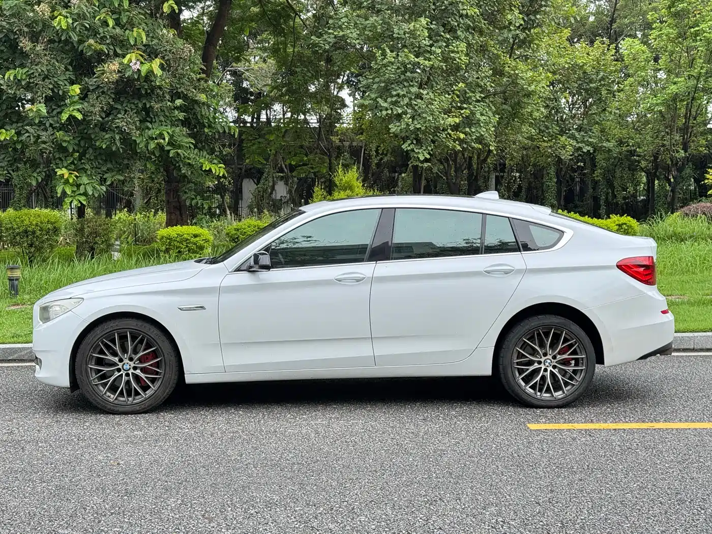 BMW 5 Series GT 2010 535i Luxury Model фото 3