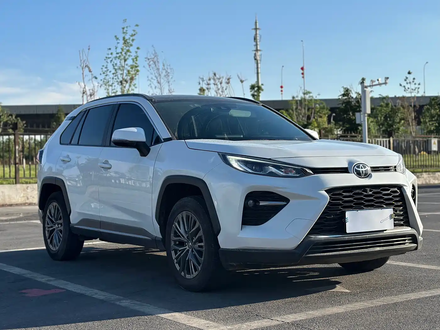 Toyota Wildlander 2024 2.0L CVT 2WD Luxury PLUS Edition фото 3
