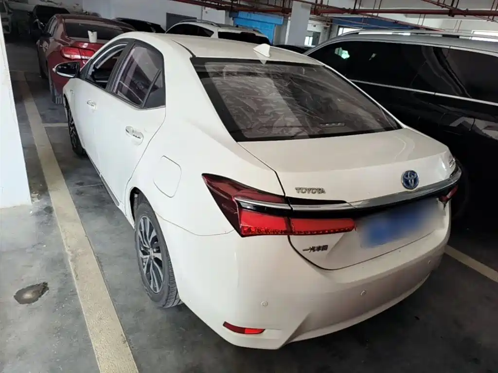 Toyota Corolla 2016 Dual Hybrid 1.8L E-CVT Elite Edition фото 6