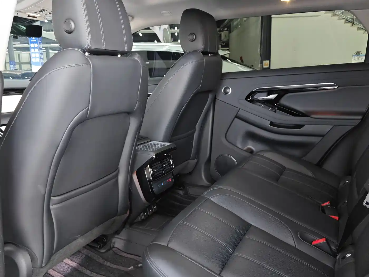 Land Rover Range Rover Evoque 2023 Range Rover Evoque L 249PS Corinthian Bronze Special Edition фото 6