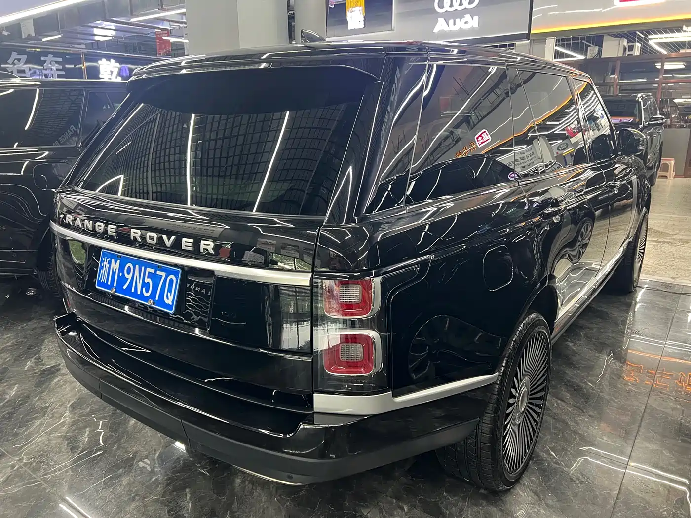 Land Rover Range Rover 2022 3.0 L6 400PS Heritage Extended Classic Edition фото 4
