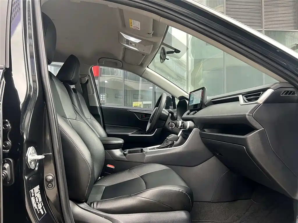 Toyota Wildlander 2023 2.0L CVT FWD LE фото 25