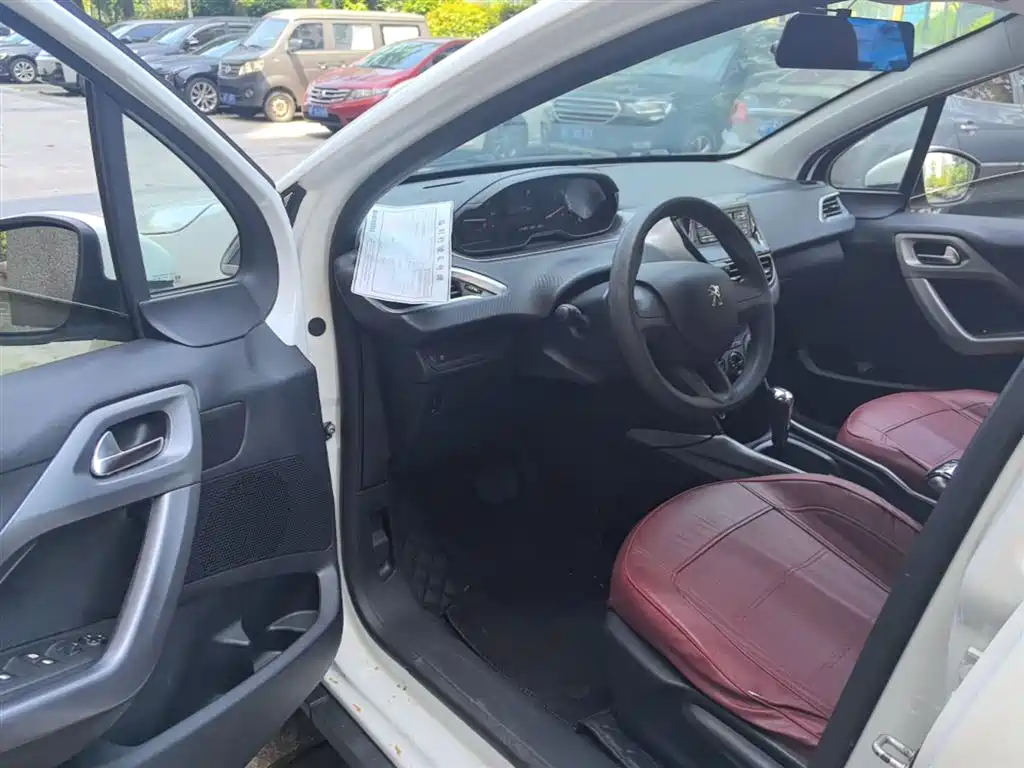 Peugeot 2008 2015 1.6L Automatic Cool Edition фото 16