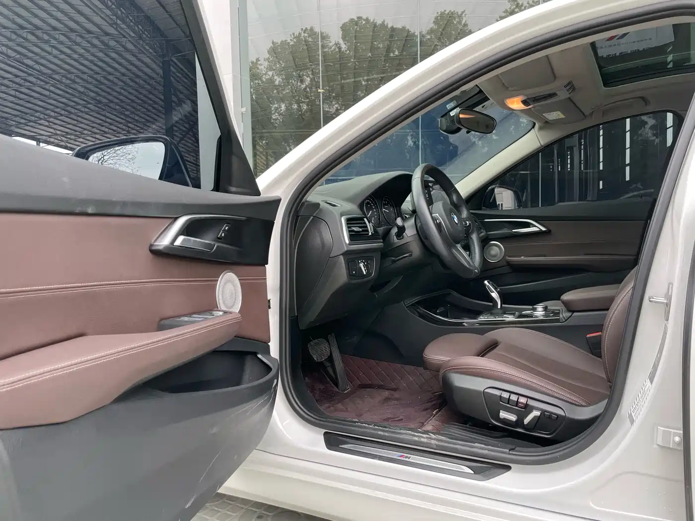 BMW 1 Series 2023 120i M Sport Shadow Edition фото 15