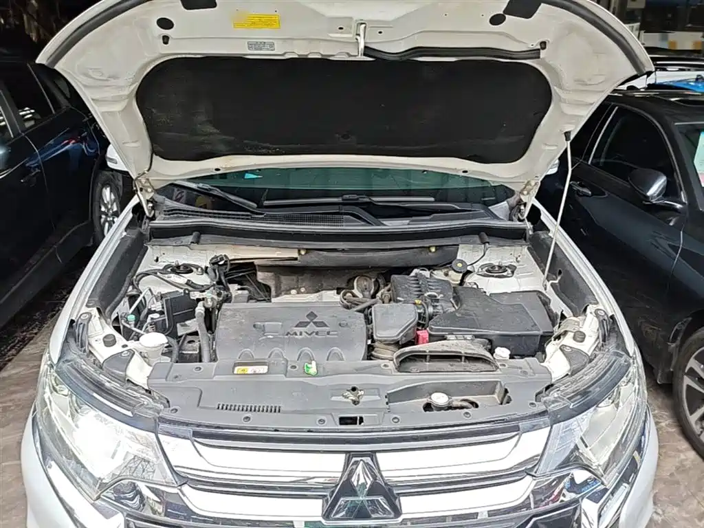 MITSUBISHI OUTLANDER