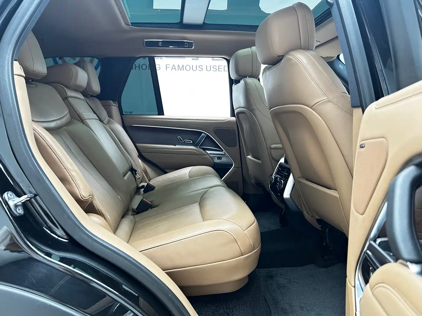 Land Rover Range Rover 2024 3.0 L6 360PS Golden Age Edition фото 20