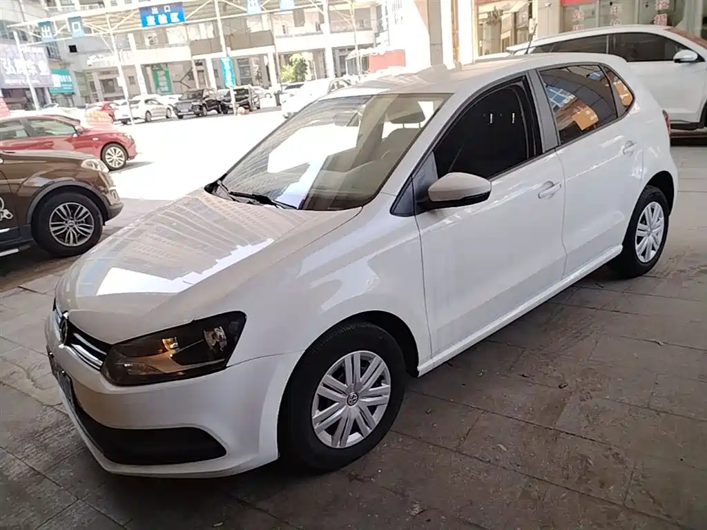 Volkswagen Polo 2016 1.4L Automatic Trend фото 2