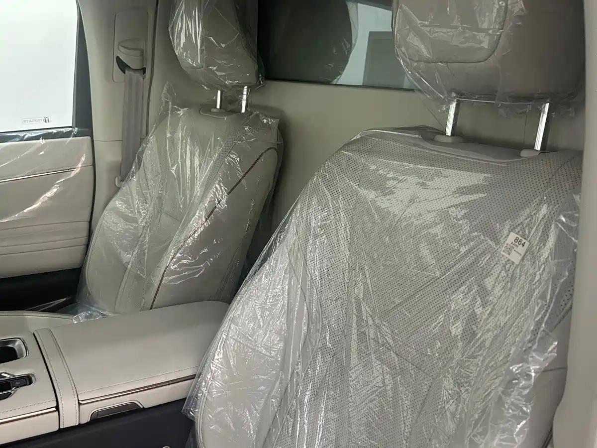 Lexus LM 2023 500h Four-Seat Imperial Edition фото 3