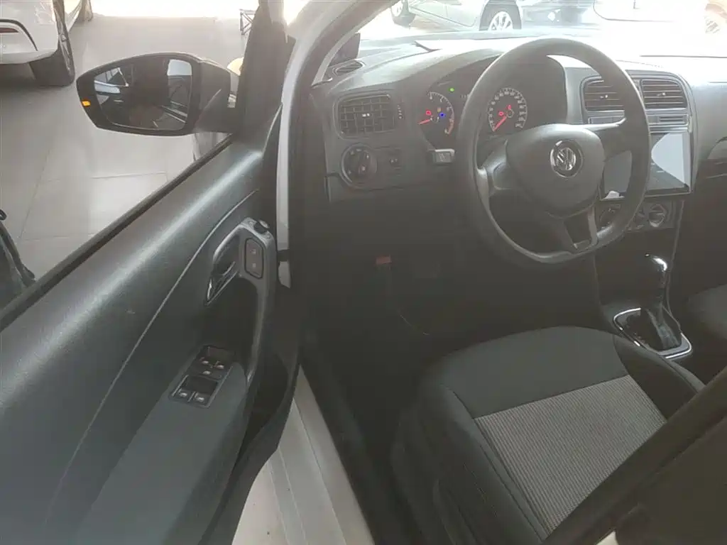 Volkswagen Polo 2016 1.4L Automatic Trend фото 16