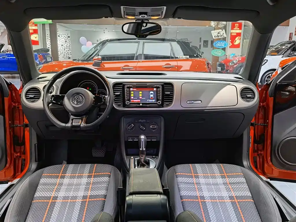 Volkswagen Beetle 2016 Model 180TSI Club Edition фото 7