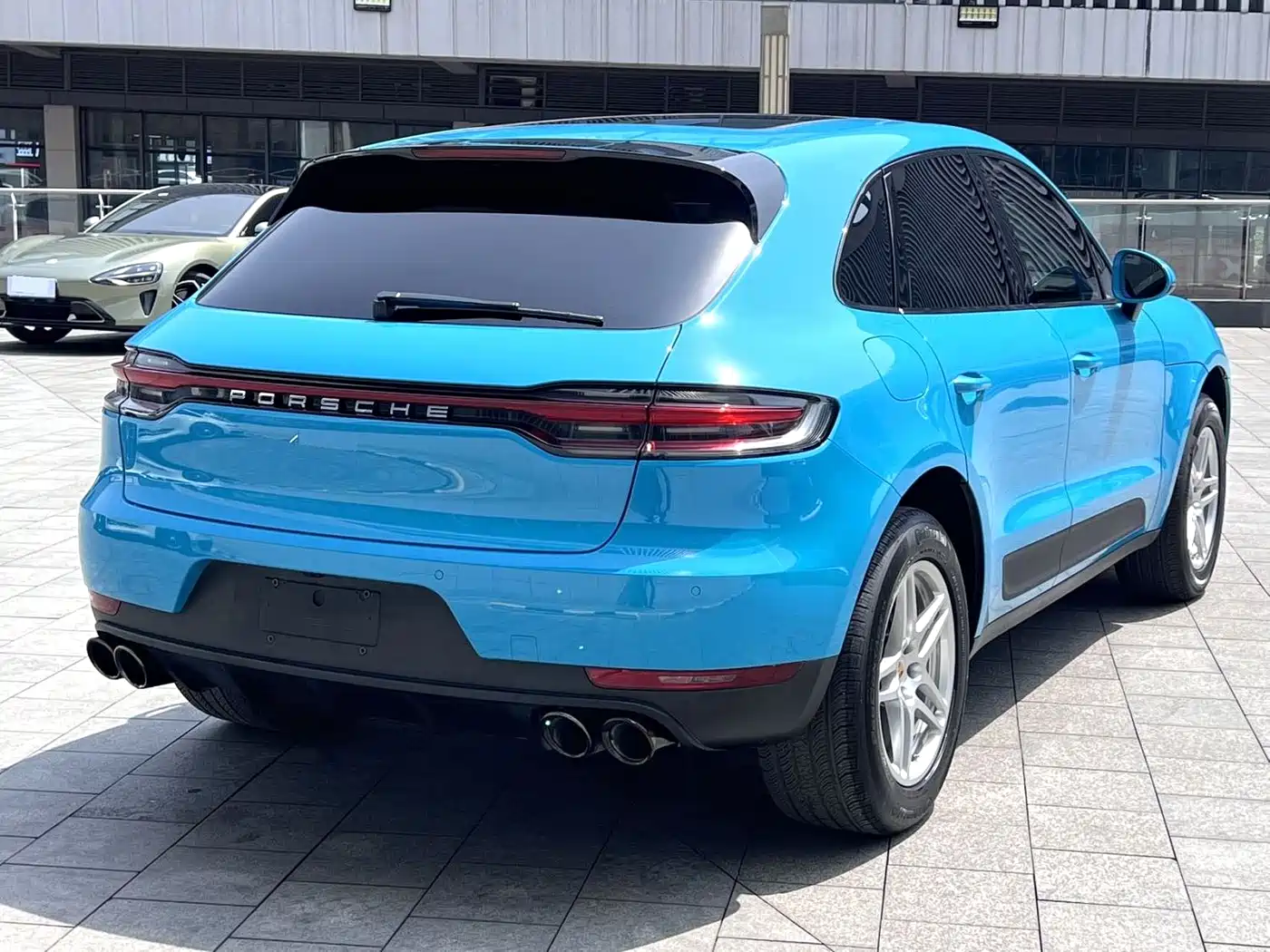 PORSCHE MACAN