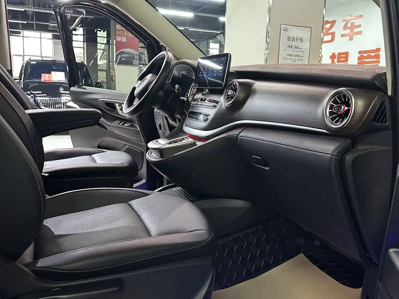 Mercedes-Benz Vito 2023 2.0T Elite 7-Seater фото 10