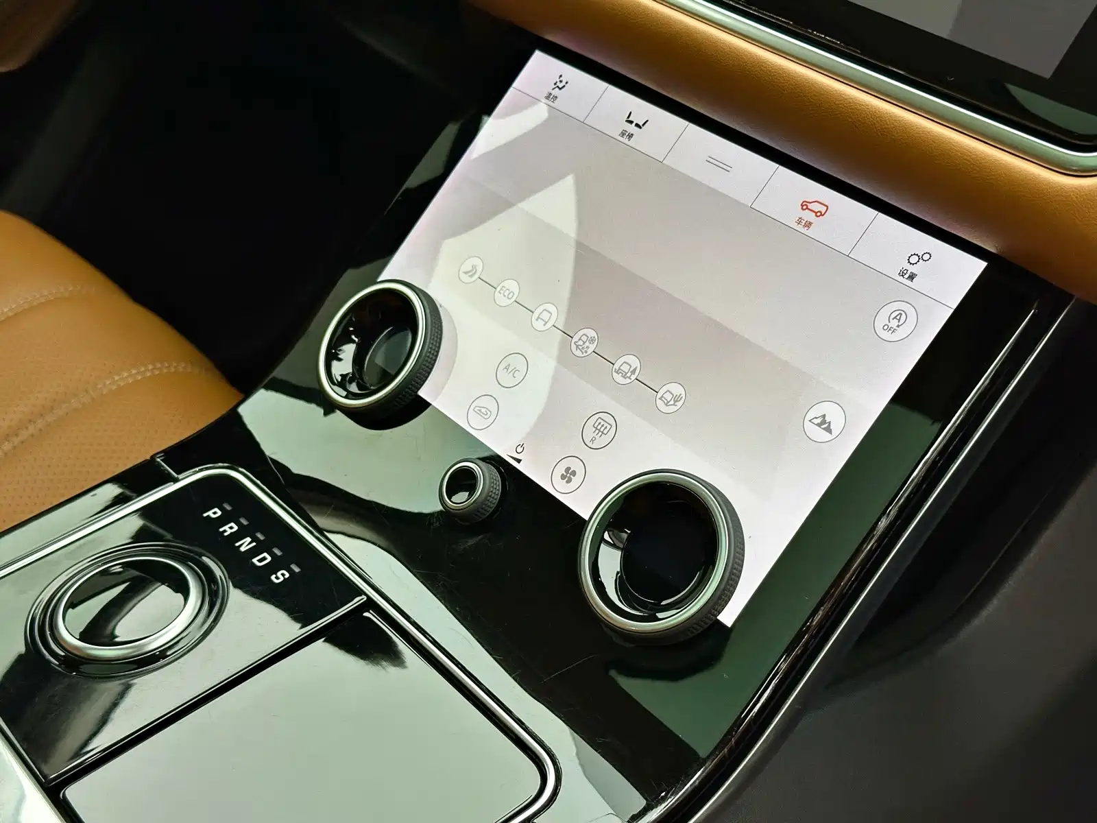 Фото 18 - Land Rover Range Rover Velar