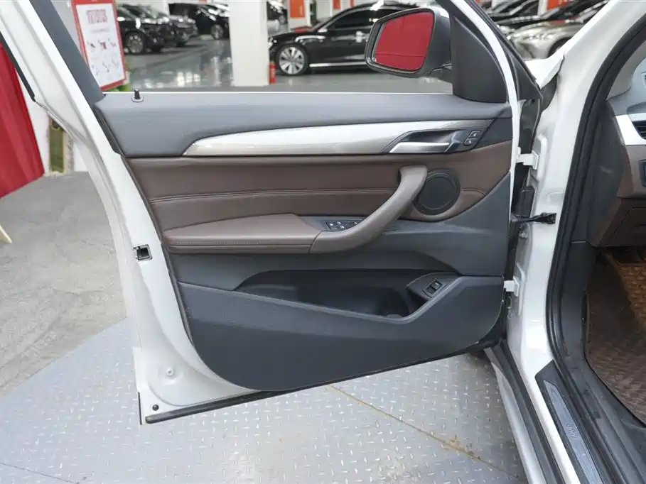 BMW X1 2016 sDrive18Li Luxury Model фото 10