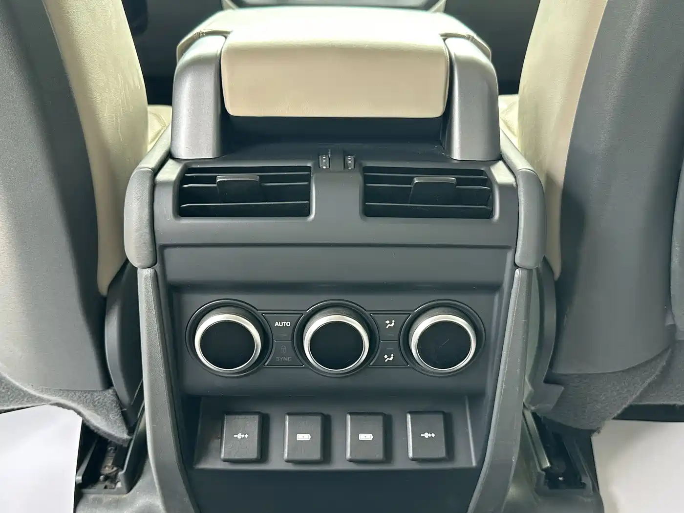 Land Rover Defender 2020 Model 110 P400 HSE фото 13