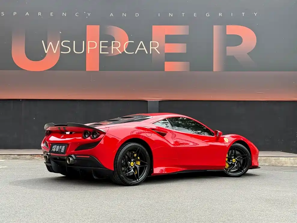 FERRARI F8