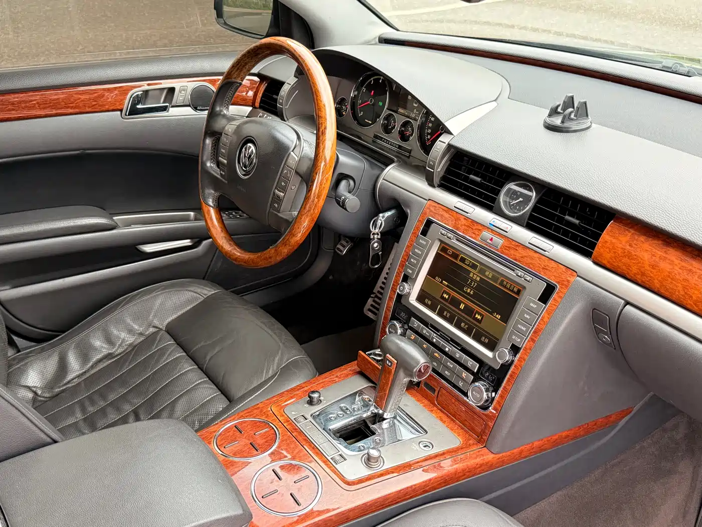 Volkswagen Phaeton 2011 3.6L V6 5-seat Extended Business Edition фото 10