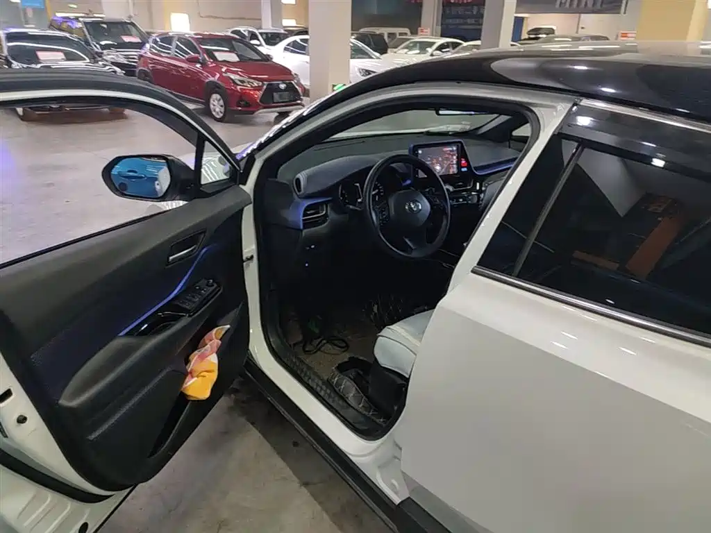 Toyota C-HR 2018 2.0L Leading Sunroof Edition V фото 16