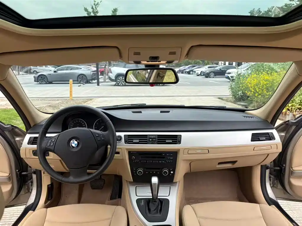 BMW 3 Series 2010 318i Progressive фото 4