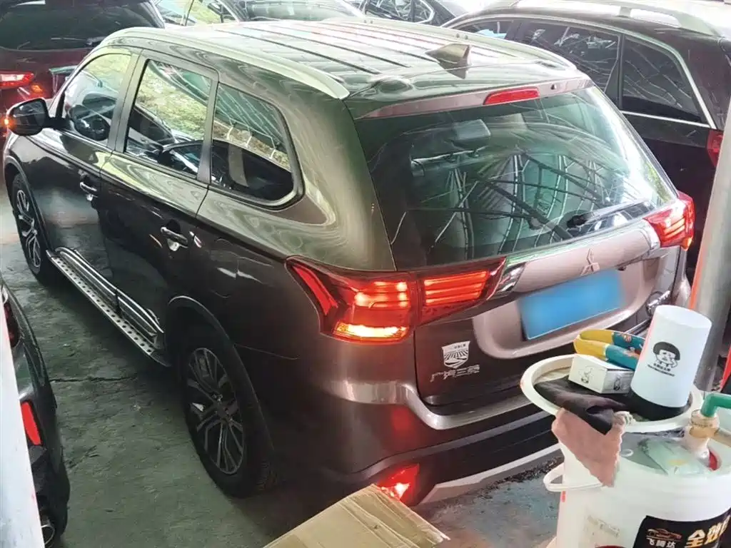 MITSUBISHI OUTLANDER