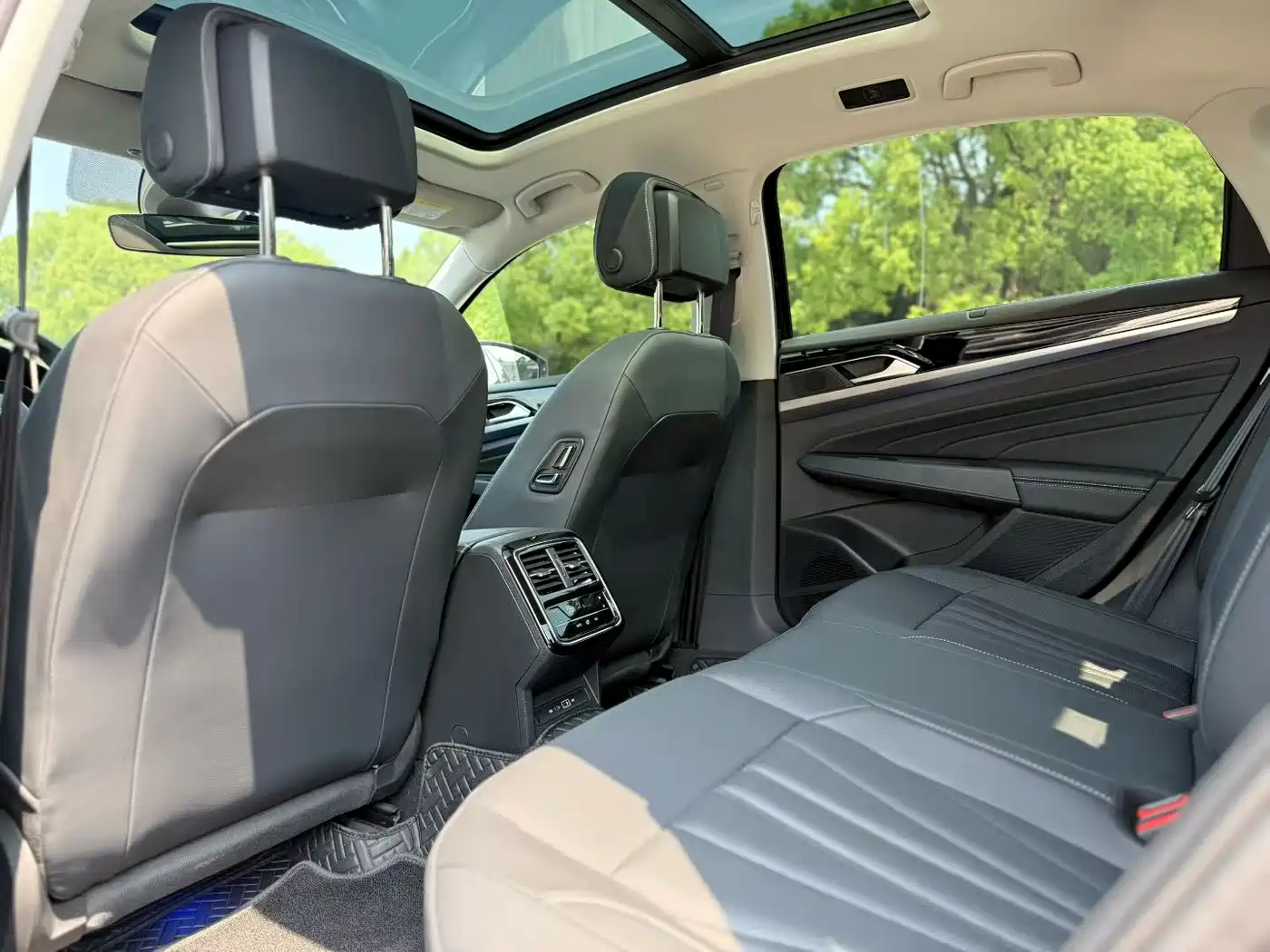 Volkswagen Passat 2025 Outstanding 380TSI Dragon Glory Edition фото 6