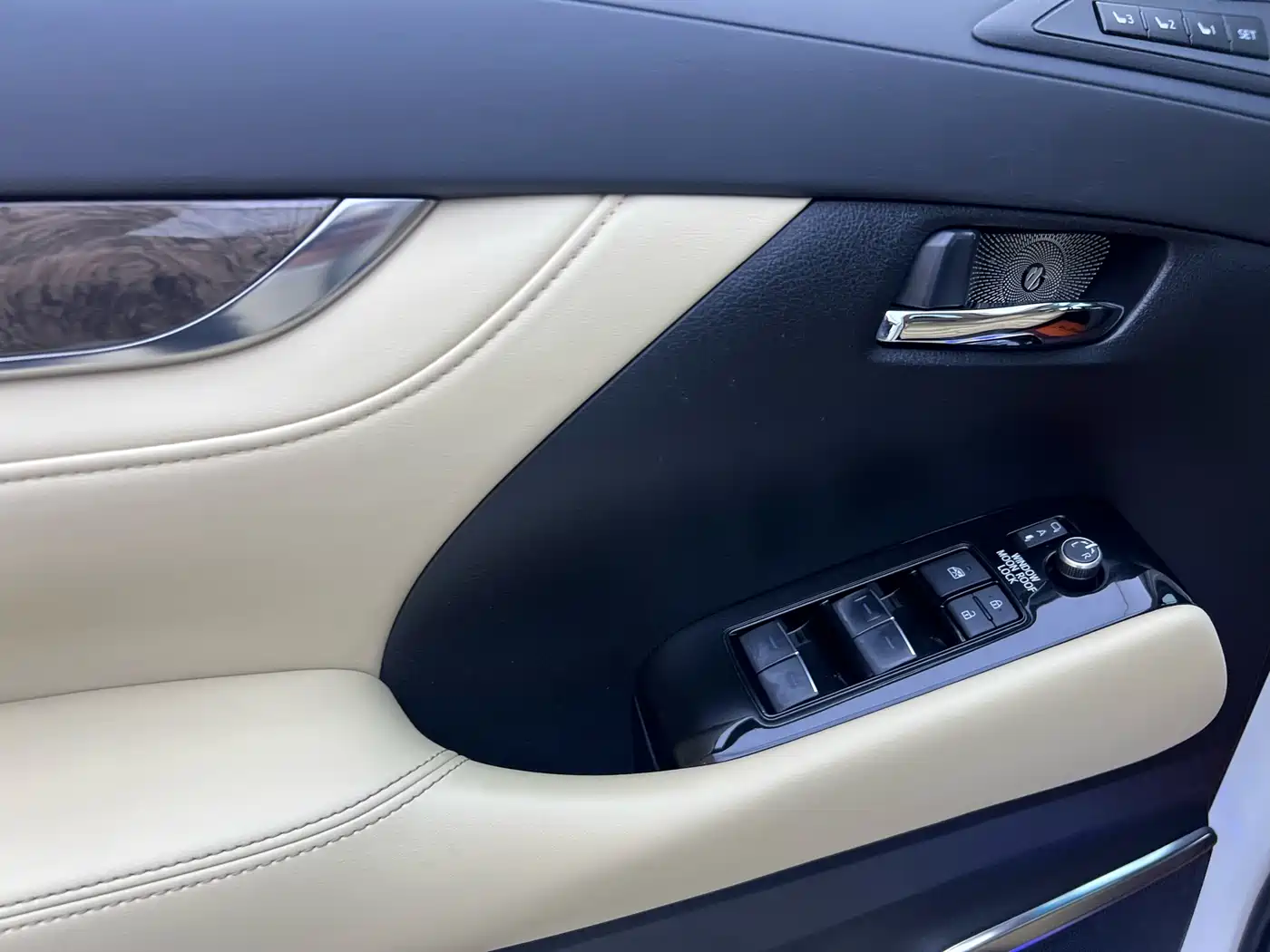Toyota Alphard 2021 Hybrid 2.5L Luxury фото 10