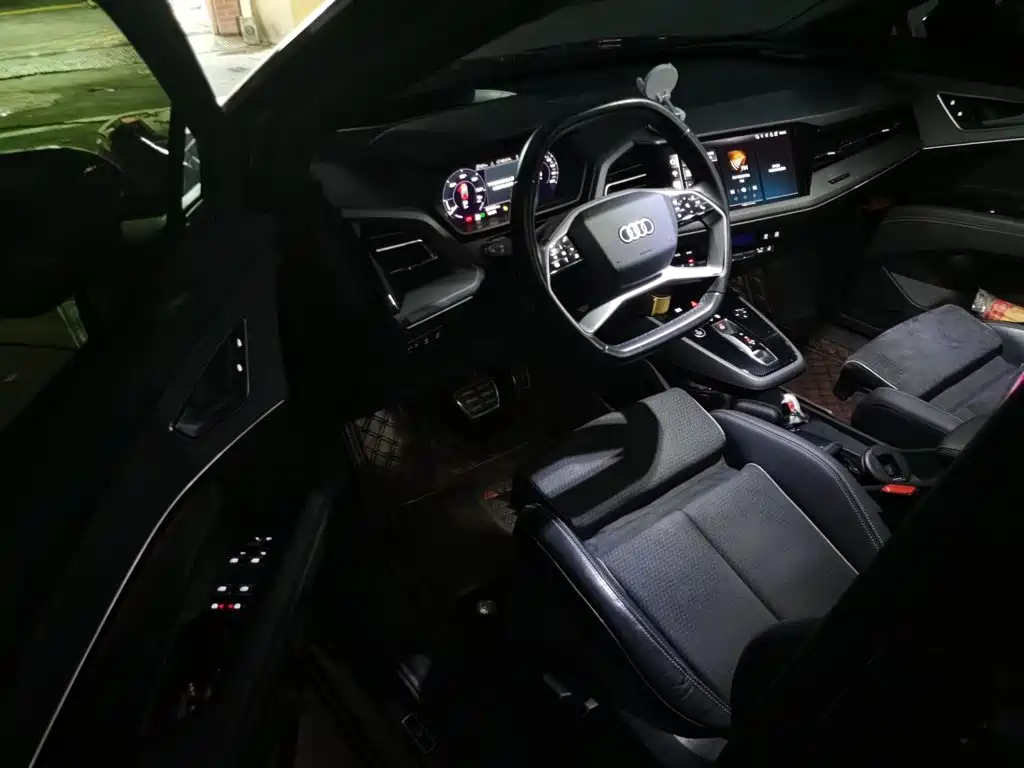 Photo 12 - Audi Q5 e-tron