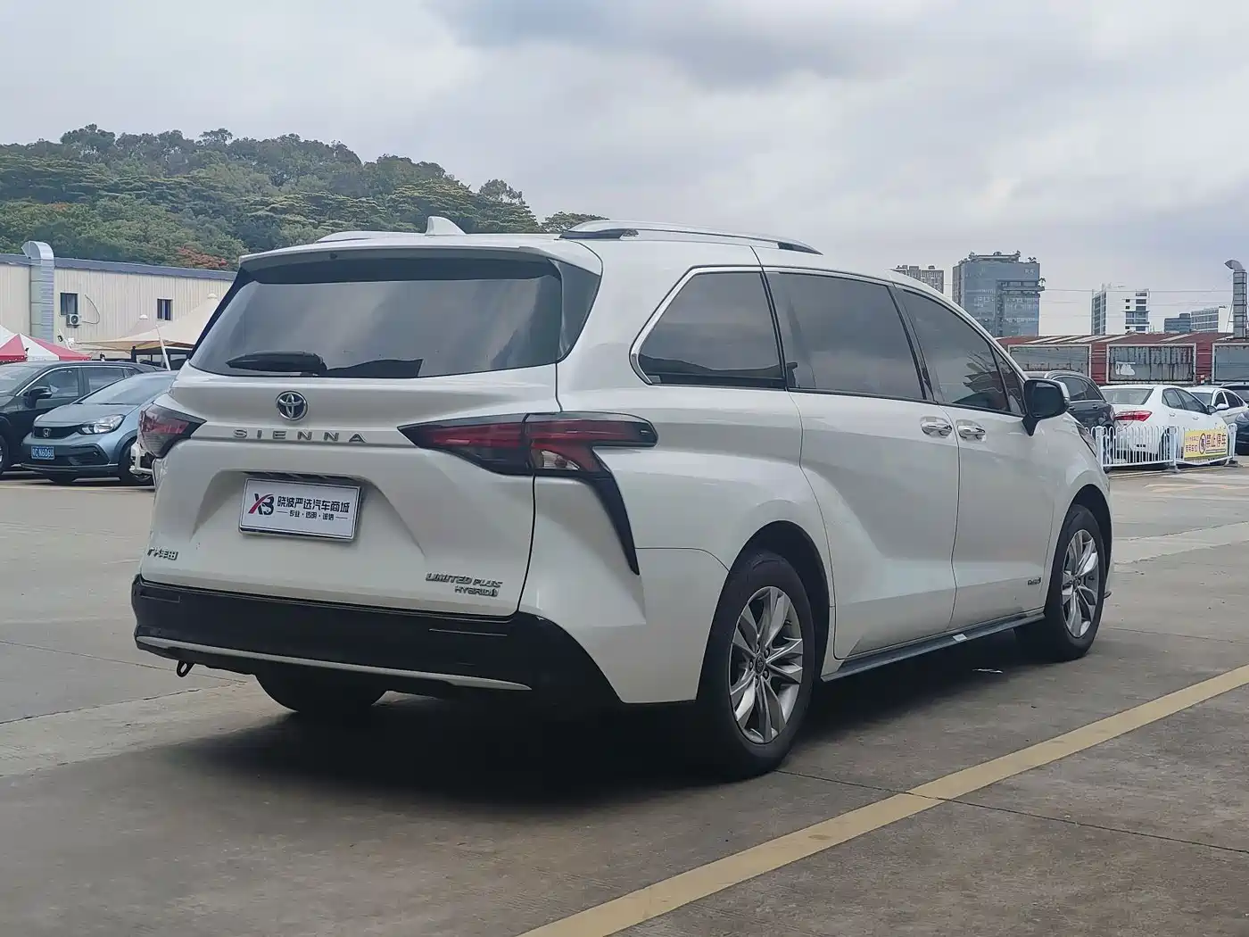 Toyota Sienna 2021 2.5L Hybrid Ultimate Edition фото 4