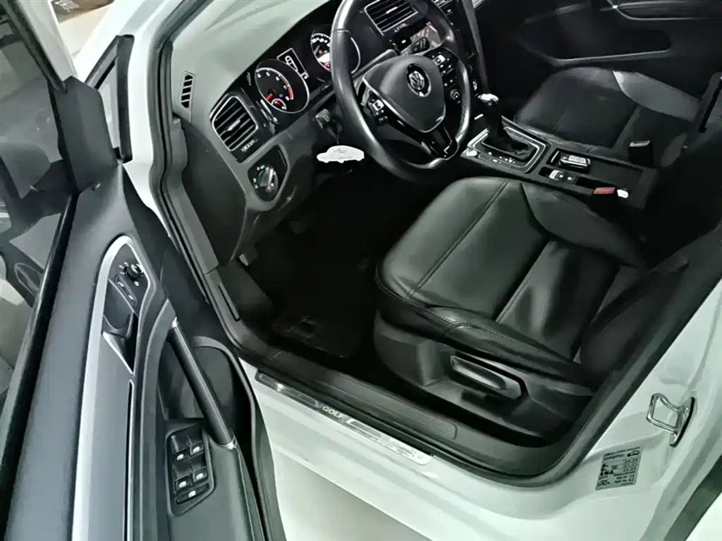 Volkswagen Golf 2020 Beloved Edition 280TSI DSG Comfort фото 16