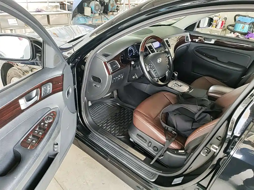 Hyundai Genesis 2012 3.0L GDI Luxury фото 16
