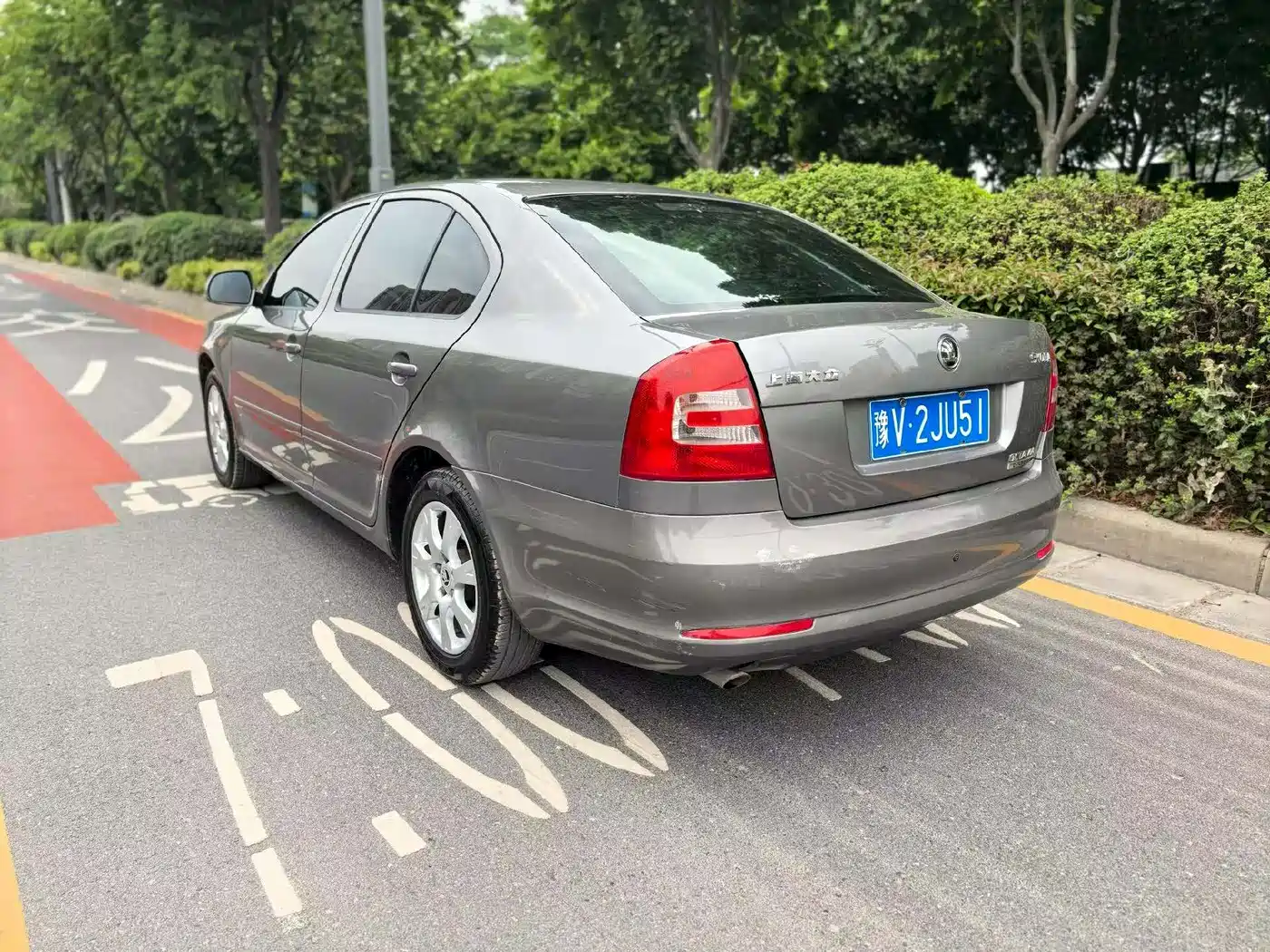 Škoda Octavia 2015 Classic 1.6L Automatic Leisure Edition фото 9