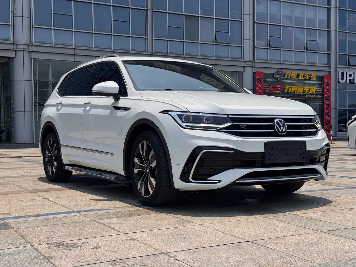 Volkswagen Tiguan L 2022 330TSI Auto 2WD R-Line Premium Edition фото 3