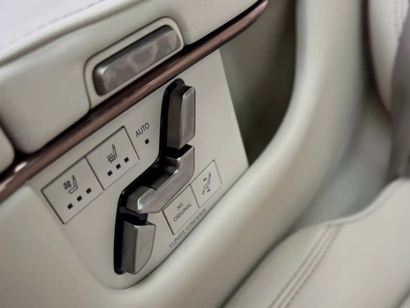 Lexus LM 2023 350h 7-Seater Elegance Edition фото 21